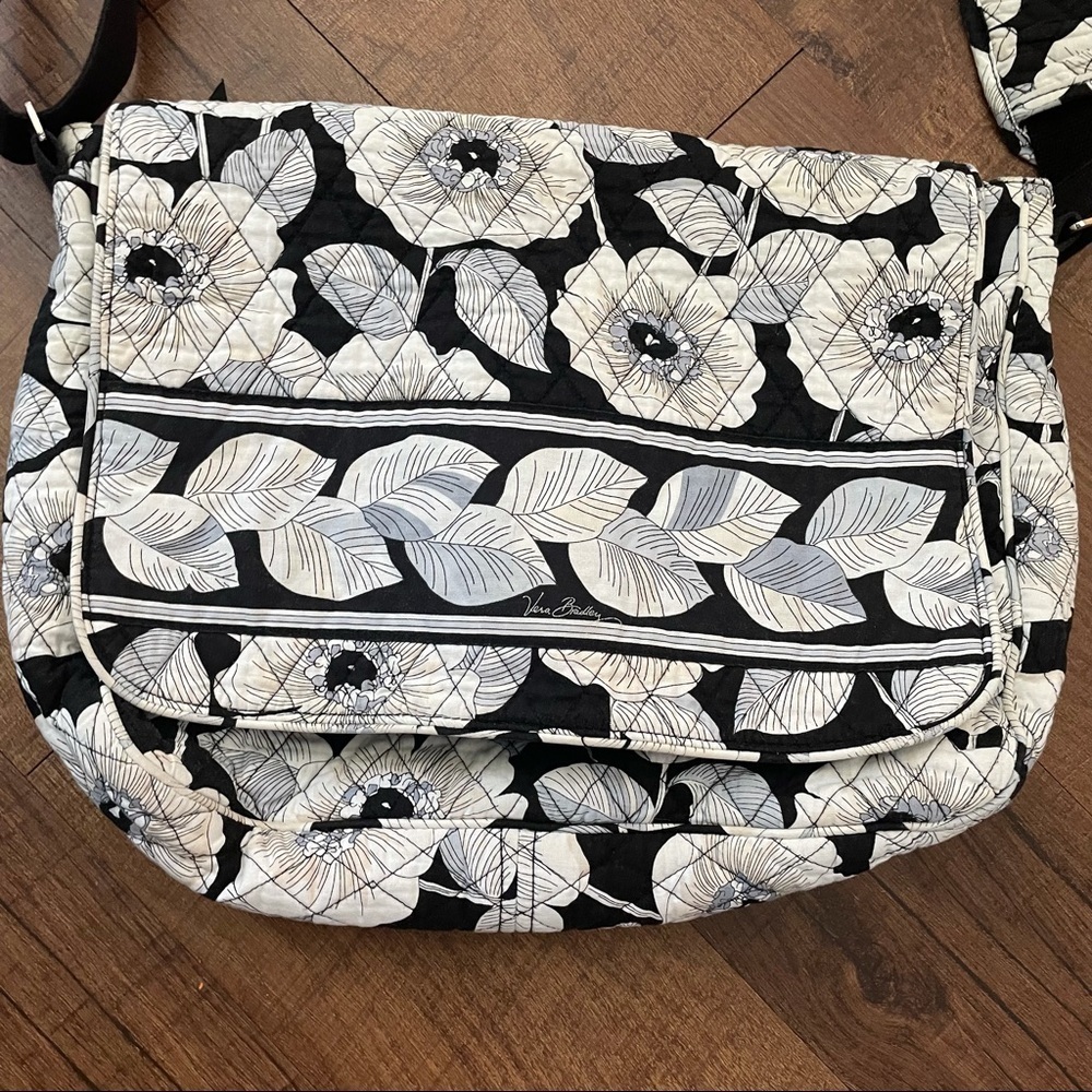 🎉🛍❤️HOST PICK!!🎉❤️🛍Vera Bradley black white messenger bag - Picture 2 of 6